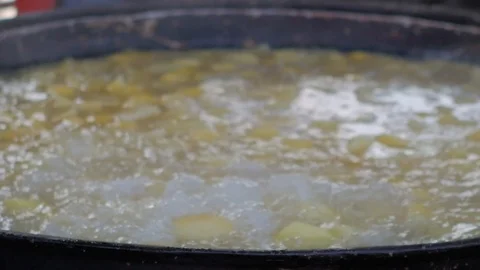 Cooking in a cauldron Видео 94155796
