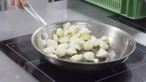 Cooking celery in pam in slow motion Vídeos de archivo 104900884