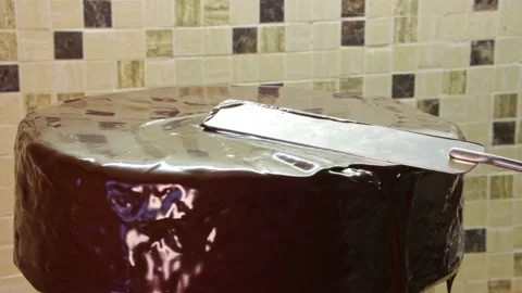 Cooking chocolate cake. Cake covered with a thick layer of melted chocolate Stock Footage 170999519