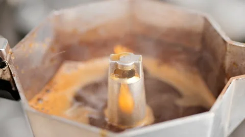 Cooking coffee in geyser coffee maker Video stock 231763676