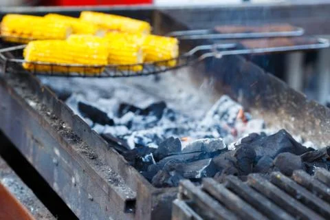 Cooking corn on the grill Foto stock