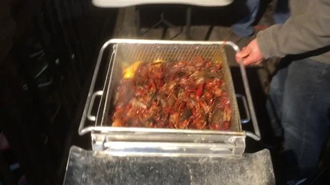 Cooking crawfish in backyard Видео 71725226