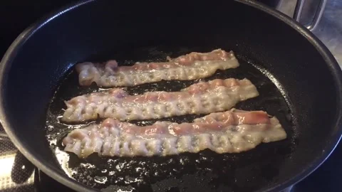 Cooking crispy bacon in a frying pan Stock-Footage 320198718