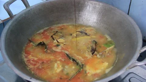 Cooking curried soup with chicken, adding soy sauce to chicken currie Vídeo Stock 239000076