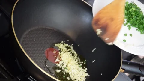 Cooking curry with chopped garlic Video stock 160149149