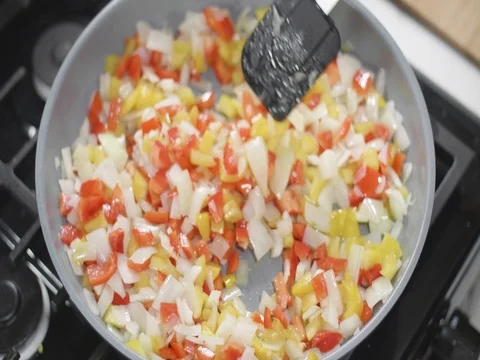 Cooking cut peppers in a pan Видео 80543519