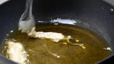 Cooking deep batter-fried prawns , put shrimps with flour powder into the boi Video stock 89749429