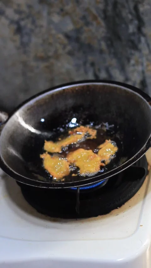 Cooking delicious fried tempeh fried in a frying pan filled with oil Video stock 282065505