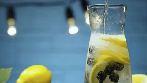 Cooking dewberry lemonade Stock Footage 143094178
