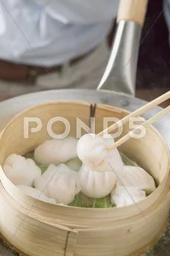 Cooking dim sum in bamboo steamer Stock Photos