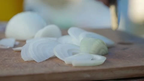 Cooking dinner while hiking in nature. Slicing vegetables on a board Vídeo Stock 144680944