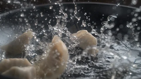 Cooking dumpling on heated pan. Slow Motion. Vidéo 89815392