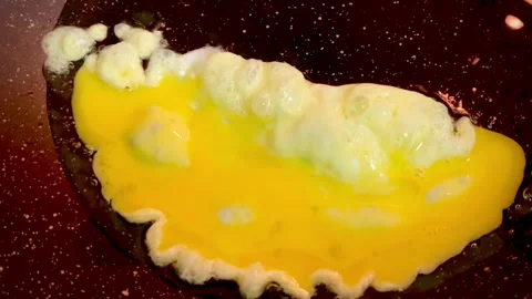 Cooking an egg in boiling oil Vídeos de archivo 301396573