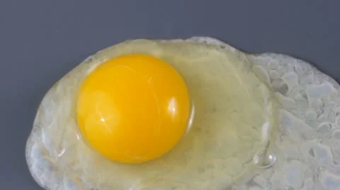Cooking an egg on griddle Video stock 22123406