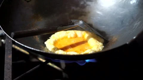 Cooking an egg in a hot pan as a complement to delicious and simple Vídeos de archivo 333778855