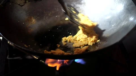 Cooking an egg in a hot pan as a complement to delicious and simple Vídeos de archivo 333778876