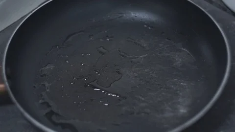 Cooking eggs for a burger in a pan Stock Footage 106631683