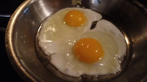 Cooking Eggs 動画素材 111225388