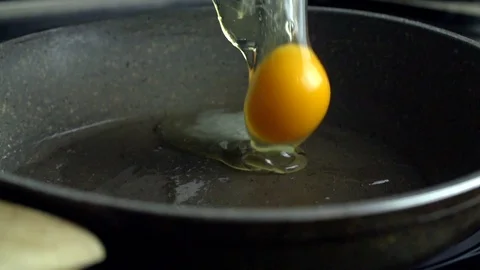 Cooking eggs for fried eggs in a round shape in hot pan Video stock 105416100