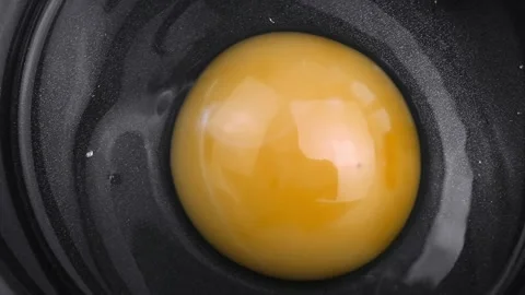 Cooking eggs for fried eggs in a round shape in hot pan Video stock 105416124