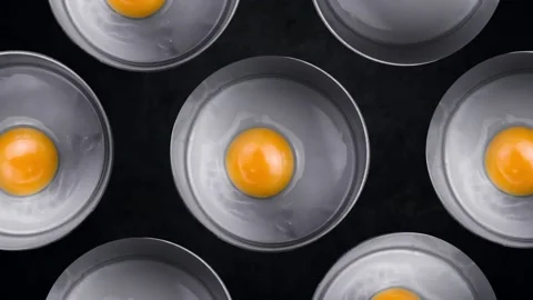 Cooking eggs for fried eggs in a round shape in hot pan Video stock 105416148