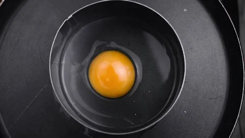 Cooking eggs for fried eggs in a round shape in hot pan Video stock 105416152