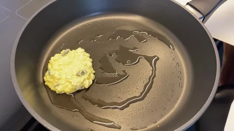Cooking eggs in oil slowly 스톡 동영상 342335561