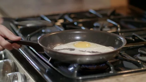 Cooking eggs in pan Stock-Footage 81252882