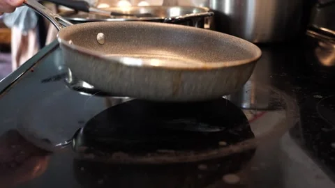 Cooking eggs in a pan side view slow motion 库存影片 280143442