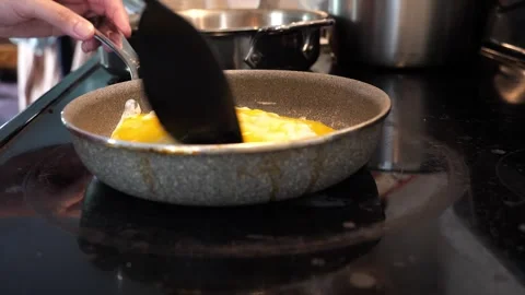 Cooking eggs in a pan side view slow motion 库存影片 280143570
