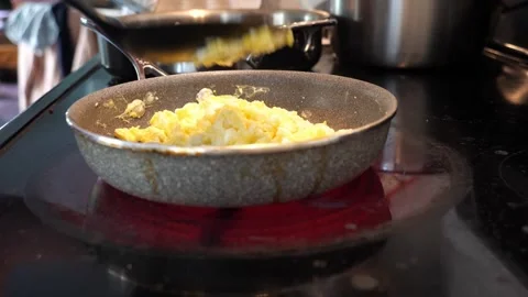Cooking eggs in a pan side view slow motion 库存影片 280143587
