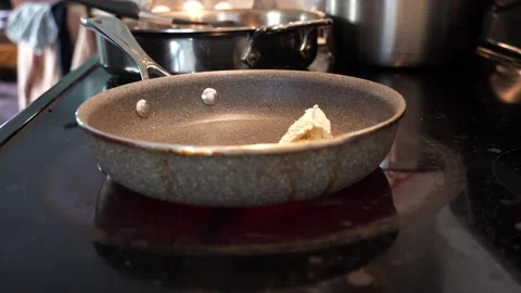Cooking eggs in a pan side view slow motion 库存影片 280143617