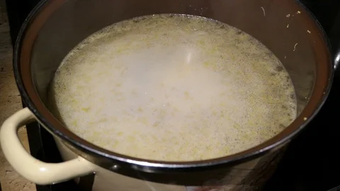 Cooking elder beery flower head jam confiture in a pot. Vídeo Stock 109379140