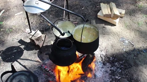 Cooking  on the fire outdoors 库存影片 54582142
