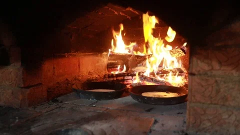Cooking in the fireplace Video stock 113391666