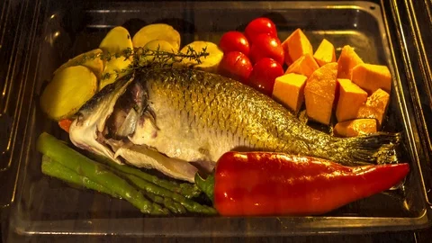 Cooking fish and vegetables in baking oven, time lapse Video stock 119951719
