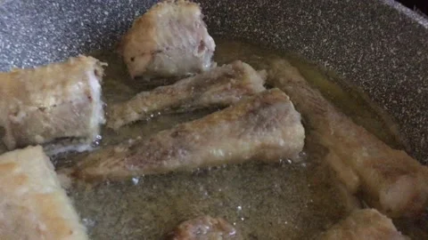 Cooking fish in a frying pan 動画素材 162668546