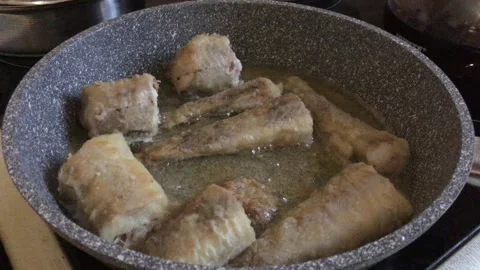 Cooking fish in a frying pan 動画素材 162668558