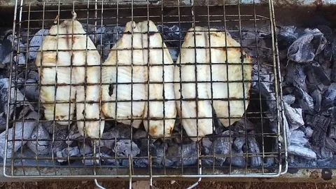 Cooking fish on the grill. Stock-Footage 77425190