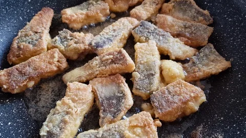 Cooking fish in a pan. 스톡 동영상 112498476