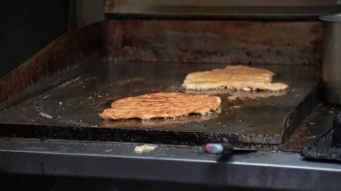 Cooking on a flat top. Vídeos de archivo 313858378