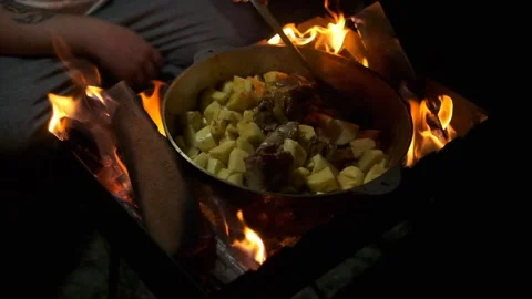 Cooking food in a cauldron on a fire Video stock 244670450