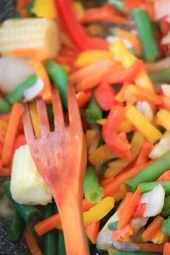 Cooking fresh colorful vegetable mix with baby corn and green beans using w.. Foto stock