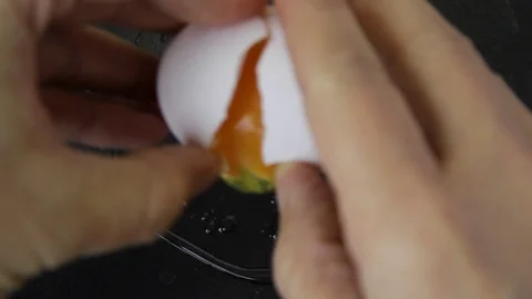 Cooking fried egg in a frying pan for breakfast top view Video stock 120250817
