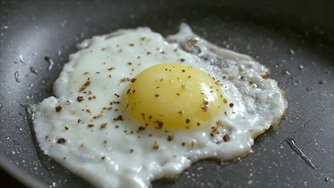 Cooking fried eggs breakfast egg white meal yellow food yolk protein healthy 스톡 동영상 334644064
