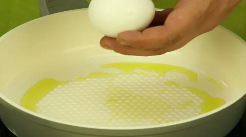 Cooking fried eggs Video stock 61879767
