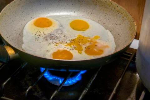 Cooking fried eggs Stockfoto's