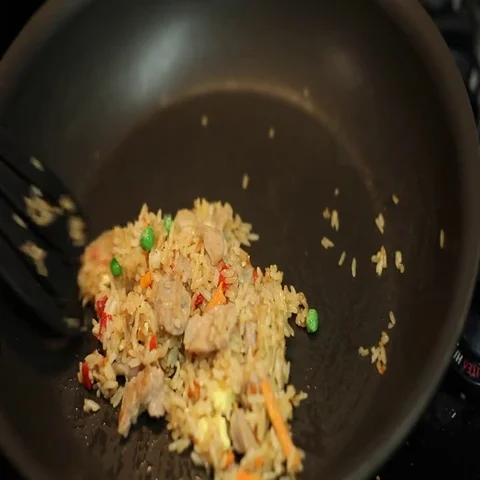 Cooking fried rice in a pan. Stockbeeldmateriaal 69713048