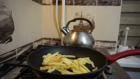 Cooking, frying potatoes 스톡 동영상 142439939