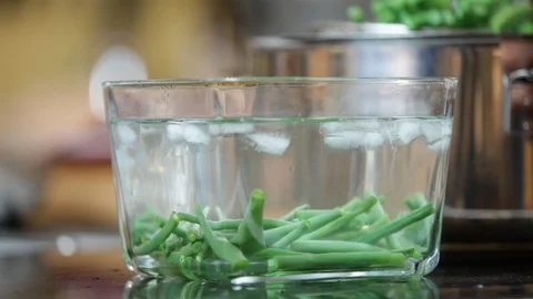 Cooking green beans. 스톡 동영상 106078109